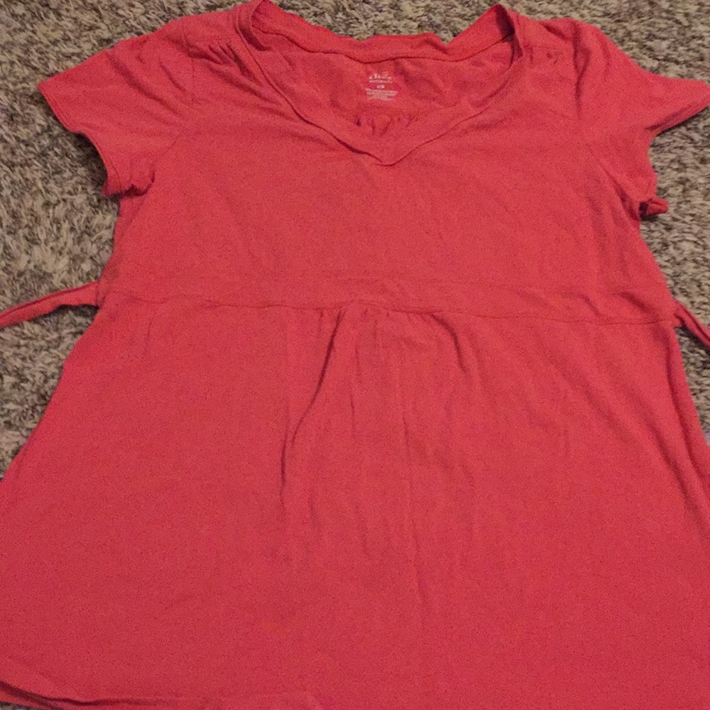 Cute basic maternity tie back shirt